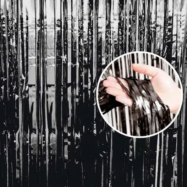 Juoda durų dekoracija